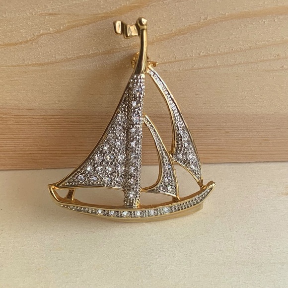 Jewelry - Vintage Sailboat Brooch